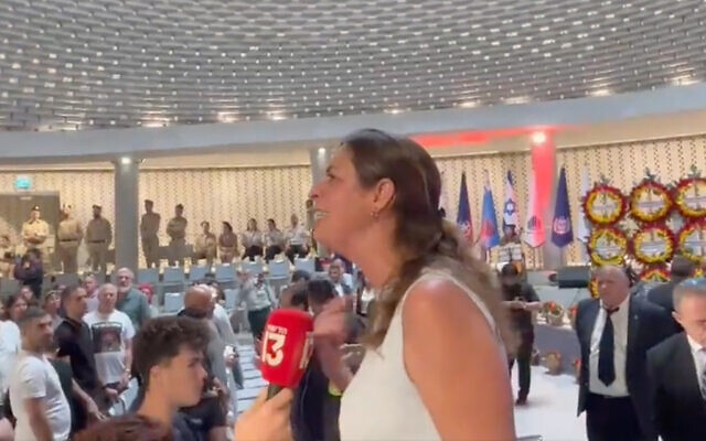 Ayelet Goldin, la sœur du soldat de Tsahal Hadar Goldin, réprimande le Premier ministre Benjamin Netanyahu lors d'un événement commémoratif à Jérusalem, le 29 juin 2023. (Crédit : Capture d'écran - utilisée conformément à la clause 27a de la loi sur les droits d'auteur) Ayelet Goldin, la sœur du soldat de Tsahal Hadar Goldin, réprimande le Premier ministre Benjamin Netanyahu lors d'un événement commémoratif à Jérusalem, le 29 juin 2023. (Crédit : Capture d'écran - utilisée conformément à la clause 27a de la loi sur les droits d'auteur)