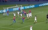 Capture d'écran de la vidéo de l'équipe d'Israël des moins de 21 ans célébrant le but victorieux d'Omri Gandelman contre la République tchèque lors de leur match du Championnat d'Europe, le 28 juin 2023. (Crédit : Twitter - Utilisé conformément à l'article 27a de la loi sur le droit d'auteur)