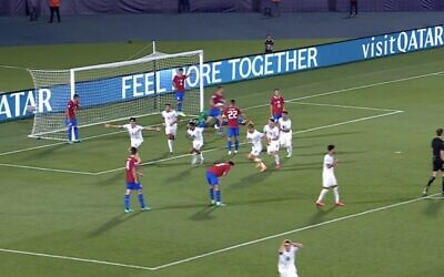 Capture d'écran de la vidéo de l'équipe d'Israël des moins de 21 ans célébrant le but victorieux d'Omri Gandelman contre la République tchèque lors de leur match du Championnat d'Europe, le 28 juin 2023. (Crédit : Twitter - Utilisé conformément à l'article 27a de la loi sur le droit d'auteur)