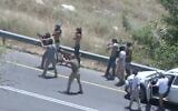 Photo d'illustration : Des résidents d'implantations tirant sur le village d'Umm Safa, en Cisjordanie, le 24 juin 2023. (Crédit : Capture d'écran Twitter ; utilisée conformément à l'article 27a de la loi sur le droit d'auteur)