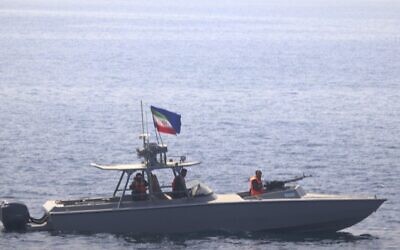 Illustration : Un bateau de la marine du Corps des gardiens de la révolution islamique d'Iran opère à proximité du patrouilleur côtier USS Sirocco et du transport rapide expéditionnaire USNS Choctaw County dans le détroit d'Ormuz, le 20 juin 2022. (Crédit : US Navy via AP)