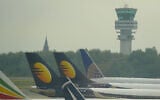 Vue sur les avions et la tour de contrôle à l'aéroport de Bruxelles. (Crédit : Ad Meskens / CC BY-SA 3.0)