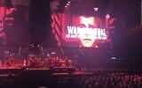 Message accusant l’ex-président américain George W. Bush d'être un criminel de guerre et d'avoir menti à propos de l’invasion de l’Irak par son pays, lors d’un concert de Roger Waters à Birmingham, au Royaume-Uni, le 31 mai 2023. (Capture d’écran YouTube : utilisée conformément à l’article 27a de la Loi sur les droits d’auteur)