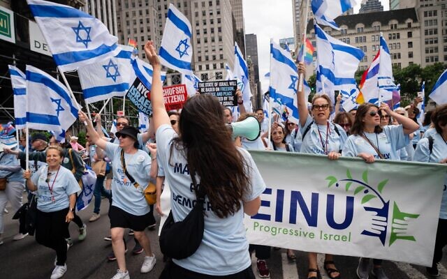 Des manifestants, dont des activistes israéliens, lors du défilé "Celebrate Israel" à New York City, le 4 juin 2023. (Crédit : Luke Tress/Times of Israel) Des manifestants, dont des activistes israéliens, lors du défilé "Celebrate Israel" à New York City, le 4 juin 2023. (Crédit : Luke Tress/Times of Israel)
