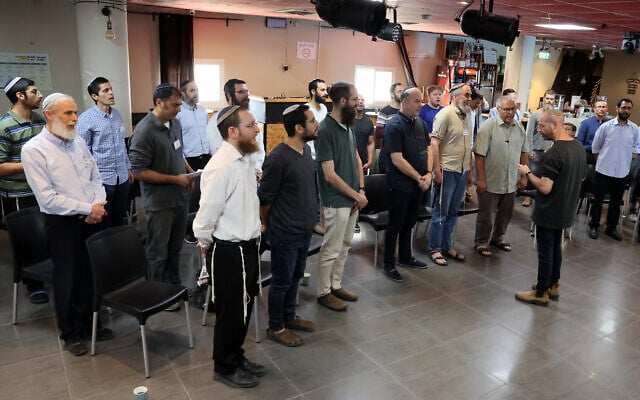 Des membres de la chorale de l'Institut du Temple, dirigée par le directeur musical Itzik Weiss, lors de répétitions dans la ville israélienne de Petah Tikva, près de Tel Aviv, le 28 avril 2023. (Crédit : Jack Guez/AFP) Des membres de la chorale de l'Institut du Temple, dirigée par le directeur musical Itzik Weiss, lors de répétitions dans la ville israélienne de Petah Tikva, près de Tel Aviv, le 28 avril 2023. (Crédit : Jack Guez/AFP)