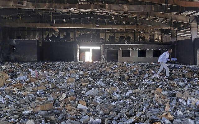 Cette photo prise le 2 mai 2023 montre un entrepôt médical détruit à Nyala, la capitale de la province du Darfour-Sud, alors que les affrontements meurtriers entre les forces des généraux rivaux sont entrés dans leur troisième semaine. (Crédit : AFP) Cette photo prise le 2 mai 2023 montre un entrepôt médical détruit à Nyala, la capitale de la province du Darfour-Sud, alors que les affrontements meurtriers entre les forces des généraux rivaux sont entrés dans leur troisième semaine. (Crédit : AFP)