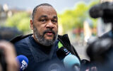 Le polémiste français Dieudonné M’Bala M’Bala au deuxième jour du procès de Tariq Ramadan au palais de justice de Genève, le 16 mai 2023. (Crédit : Fabrice COFFRINI / AFP)