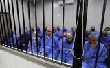 Des djihadistes accusés d'être membres du groupe État islamique (EI) sont assis dans la cabine de l'accusé pendant leur procès, dans la ville de Misrata, dans le nord-ouest de la Libye, le 29 mai 2023. (Crédit : Mahmud Turkia / AFP)