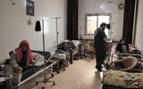 Des patients reçoivent un traitement au service d'hématologie et d'oncologie géré par la Syrian American Medical Society (SAMS) à l'hôpital central d'Idlib, dans la ville syrienne du nord-ouest tenue par les rebelles, le 2 mai 2023. (Crédit : OMAR HAJ KADOUR / AFP)