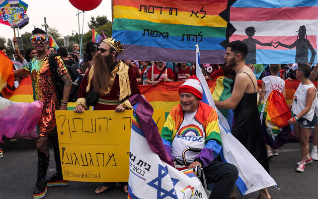 Des participants à la 21e marche annuelle des fiertés à Jérusalem, le 1er juin 2023. (Crédit : Menahem KAHANA / AFP)