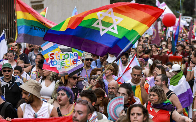 Des participants à la 21e marche annuelle des fiertés à Jérusalem, le 1er juin 2023. (Crédit : Menahem KAHANA / AFP) Des participants à la 21e marche annuelle des fiertés à Jérusalem, le 1er juin 2023. (Crédit : Menahem KAHANA / AFP)