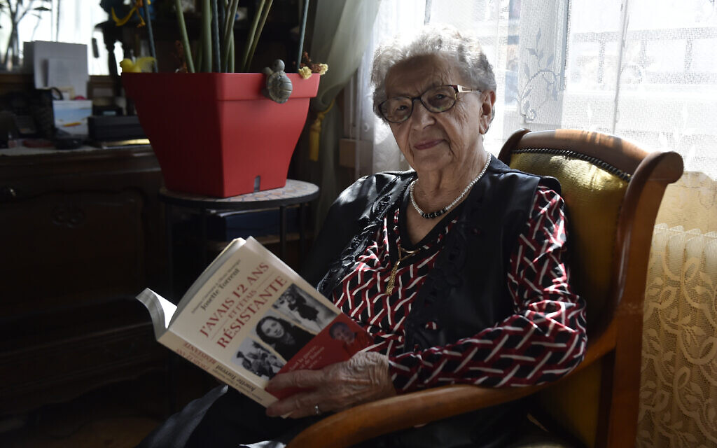 Josette Torrent, 93 ans, qui fut l'un des plus jeunes membres de la Résistance française pendant la Seconde Guerre mondiale à l'âge de 12 ans, pose à son domicile de Perpignan, dans le sud de la France, le 2 juin 2023. (Crédit : RAYMOND ROIG / AFP)