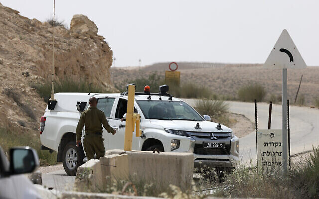 Un soldat israélien s’approche d’un véhicule militaire près de la base du mont Harif, à proximité de la frontière avec l’Égypte, le 3 juin 2023. (Crédit : Menahem Kahana/AFP) Un soldat israélien s’approche d’un véhicule militaire près de la base du mont Harif, à proximité de la frontière avec l’Égypte, le 3 juin 2023. (Crédit : Menahem Kahana/AFP)