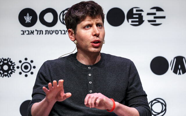 Le fondateur et PDG de la société américaine d'intelligence artificielle OpenAI, Sam Altman, s'exprimant à l'Université de Tel Aviv, en Israël, le 5 juin 2023. (Crédit : Jack Guez/AFP) Le fondateur et PDG de la société américaine d'intelligence artificielle OpenAI, Sam Altman, s'exprimant à l'Université de Tel Aviv, en Israël, le 5 juin 2023. (Crédit : Jack Guez/AFP)
