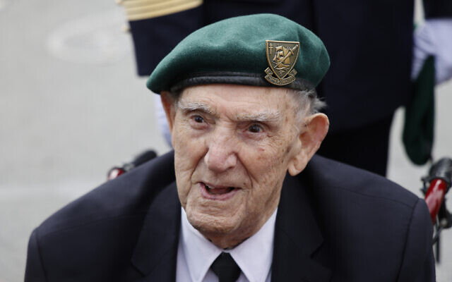 L'ancien soldat français de la Seconde Guerre mondiale du Commando Kieffer Leon Gautier assiste à une cérémonie en hommage aux 177 membres français du "Commando Kieffer" des Fusiliers Marins qui ont participé au débarquement en Normandie, dans le cadre du 79e anniversaire du Débarquement de la Seconde Guerre mondiale, à Colleville-Montgomery, en Normandie, le 6 juin 2023. (Crédit : Ludovic MARIN / POOL / AFP) L'ancien soldat français de la Seconde Guerre mondiale du Commando Kieffer Leon Gautier assiste à une cérémonie en hommage aux 177 membres français du "Commando Kieffer" des Fusiliers Marins qui ont participé au débarquement en Normandie, dans le cadre du 79e anniversaire du Débarquement de la Seconde Guerre mondiale, à Colleville-Montgomery, en Normandie, le 6 juin 2023. (Crédit : Ludovic MARIN / POOL / AFP)