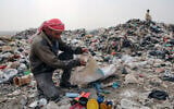 Abu Mohammed, 39 ans, fouillant les ordures à la recherche d'objets en plastique à vendre, dans une décharge près du village de Hazreh, dans la province syrienne d'Idlib, au nord-ouest du pays, le 3 juin 2023 (Crédit : Aaref Watad/AFP)