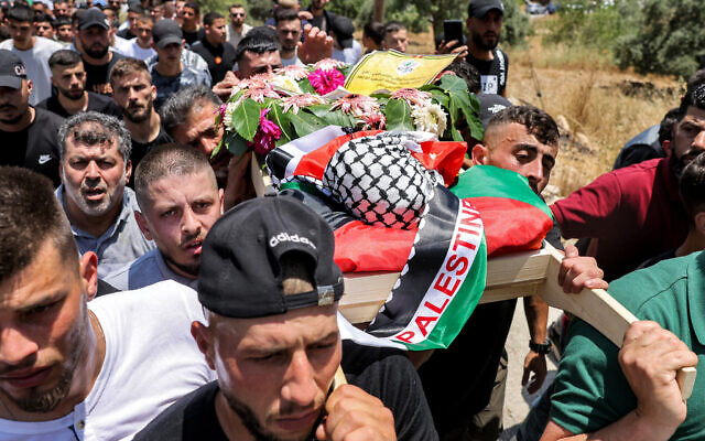 Les funérailles de Mohammed Haitham al-Tamimi, trois ans, dans le village de Nabi Saleh, en Cisjordanie, le 6 juin 2023. (Crédit : AHMAD GHARABLI / AFP)
