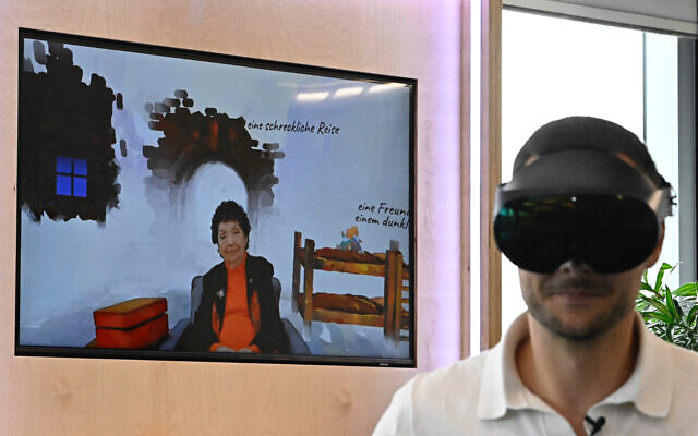 Un homme portant des lunettes de réalité virtuelle à côté d'un écran représentant Inge Auerbacher, survivante de la Shoah, au Meta hub de Berlin, le 6 juin 2023. (Autorisation) Un homme portant des lunettes de réalité virtuelle à côté d'un écran représentant Inge Auerbacher, survivante de la Shoah, au Meta hub de Berlin, le 6 juin 2023. (Autorisation)