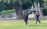 Une capture d'écran tirée d'une vidéo obtenue par l'AFPTV le 8 juin 2023 montre un homme armé d'un couteau s'enfuyant après avoir attaqué un groupe de jeunes enfants jouant au bord du lac d'Annecy dans les Alpes françaises, blessant également quatre personnes. (Crédit : AFPTV/AFP)