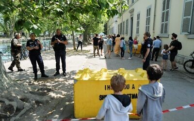 La police française maintient un cordon de sécurité à Annecy, dans le sud-est de la France, le 8 juin 2023, à la suite d'une attaque massive à l'arme blanche. Cinq personnes, dont 4 enfants en très bas âge, ont été blessées lors d'une attaque à l'arme blanche dans la ville d'Annecy, dans les Alpes françaises, ont indiqué des sources sécuritaires à l'AFP. (Crédit : OLIVIER CHASSIGNOLE / AFP)
