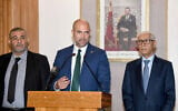Le président du Parlement marocain Rachid Talbi Alami écoutant un discours du président de la Knesset israélienne, Amir Ohana, à Rabat, le 8 juin 2023. (Crédit : AFP)