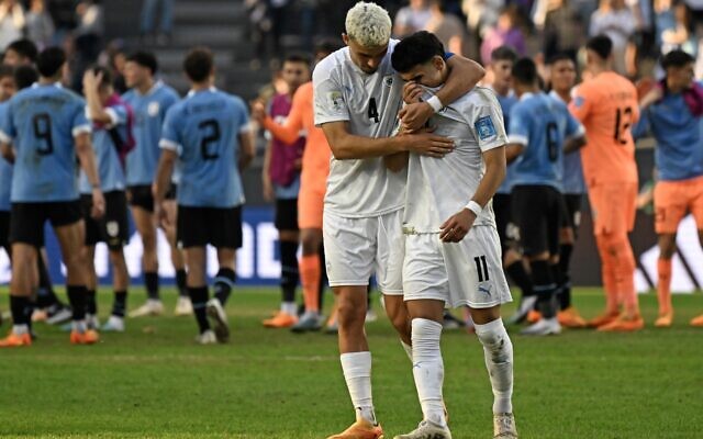 Le défenseur israélien Stav Lemkin, à gauche, réconfortant l'attaquant Hamza Shibli après la défaite contre l'Uruguay lors du match de demi-finale de la Coupe du monde U-20 Argentine 2023 entre l'Uruguay et Israël, au stade Estadio Unico Diego Armando Maradona à La Plata, en Argentine, le 8 juin 2023. (Crédit : Luis Robayo/AFP) 
