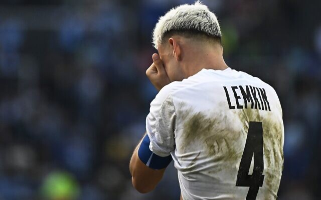 Le défenseur israélien Stav Lemkin réagissant à la fin du match de demi-finale de la Coupe du monde U-20 de la FIFA Argentine 2023 entre l'Uruguay et Israël, au stade Estadio Unico Diego Armando Maradona à La Plata, Argentine, le 8 juin 2023. (Crédit : Luis Robayo/AFP)