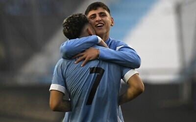 Le milieu de terrain uruguayen Ignacio Sosa, à l'arrière, étreignant le milieu de terrain uruguayen Anderson Duarte après avoir battu Israël lors du match de demi-finale de la Coupe du monde U-20 Argentine 2023 entre l'Uruguay et Israël, au stade Estadio Unico Diego Armando Maradona à La Plata, en Argentine, le 8 juin 2023. (Crédit : Luis  Robayo/AFP)