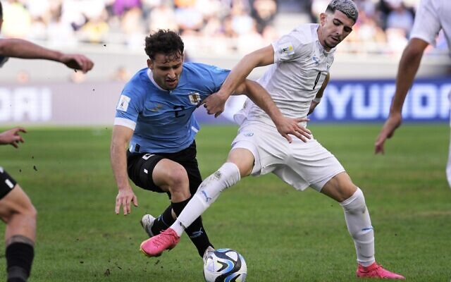 Le défenseur uruguayen Sebastian Boselli, à gauche, et l'attaquant israélien Dor Turgeman se disputant le ballon lors du match de demi-finale de la Coupe du monde U-20 Argentine 2023 entre l'Uruguay et Israël, au stade Estadio Unico Diego Armando Maradona à La Plata, en Argentine, le 8 juin 2023. (Crédit : Juan Mabromata/AFP) 