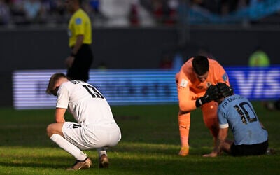 Le défenseur israélien Noam Ben Harosh réagissant après la défaite d'Israël contre l'Uruguay en demi-finale de la Coupe du monde U-20 Argentine 2023, au stade Estadio Unico Diego Armando Maradona à La Plata, en Argentine, le 8 juin 2023. (Crédit : Juan Mabromata/AFP)