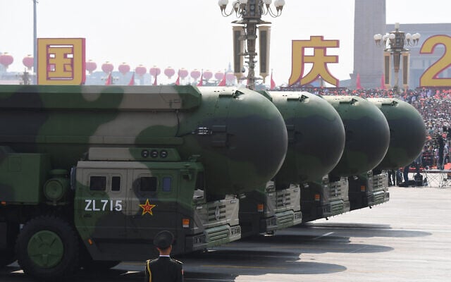 Les missiles balistiques intercontinentaux à capacité nucléaire DF-41 de la Chine sont photographiés lors d'un défilé militaire sur la place Tiananmen à Pékin, à l'occasion du 70e anniversaire de la fondation de la République populaire de Chine. (Crédit : GREG BAKER / AFP)
