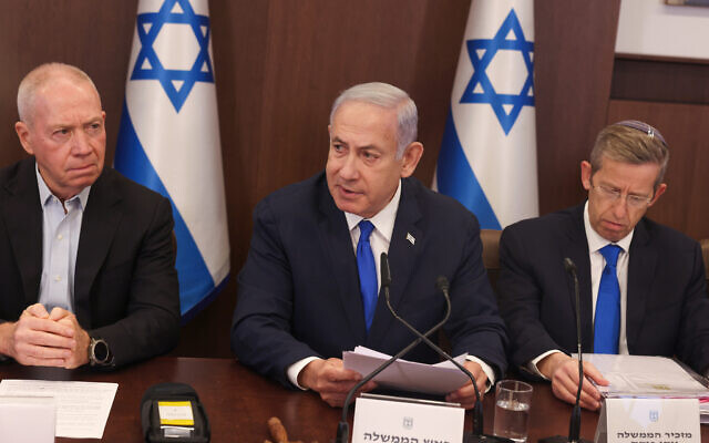 Le Premier ministre Benjamin Netanyahu présidant la réunion hebdomadaire du cabinet dans son bureau, à Jérusalem, le 11 juin 2023. (Crédit : Menahem Kahana/Pool/AFP) Le Premier ministre Benjamin Netanyahu présidant la réunion hebdomadaire du cabinet dans son bureau, à Jérusalem, le 11 juin 2023. (Crédit : Menahem Kahana/Pool/AFP)