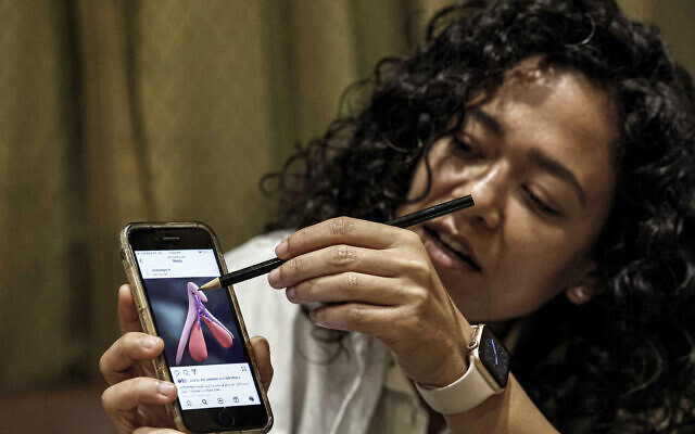 La Dr. Reham Awwad utilisant une illustration sur un téléphone pour décrire la procédure de reconstruction chirurgicale du clitoris à la clinique "Restore FGM", au Caire, le 11 juin 2023. (Crédit :Khaled Desouki/AFP) La Dr. Reham Awwad utilisant une illustration sur un téléphone pour décrire la procédure de reconstruction chirurgicale du clitoris à la clinique "Restore FGM", au Caire, le 11 juin 2023. (Crédit :Khaled Desouki/AFP)