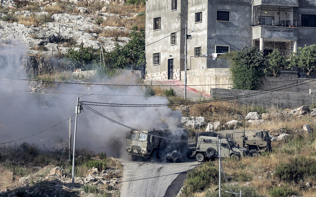 De la fumée s'échappe de la détonation d'une charge explosive palestinienne sur un véhicule blindé israélien lors d'un raid de l'armée israélienne à Jénine, en Cisjordanie, le 19 juin 2023. (Jaafar ASHTIYEH / AFP) De la fumée s'échappe de la détonation d'une charge explosive palestinienne sur un véhicule blindé israélien lors d'un raid de l'armée israélienne à Jénine, en Cisjordanie, le 19 juin 2023. (Jaafar ASHTIYEH / AFP)