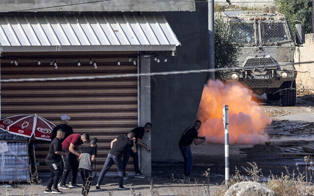 Une charge explosive laissée par des Palestiniens explose devant un véhicule blindé israélien lors d'un raid de l'armée israélienne à Jénine. (Crédit : Jaafar ASHTIYEH / AFP)