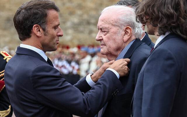 L'ancien combattant de la résistance française Robert Birenbaum (à droite) recevanit la médaille de la Légion d'honneur des mains du président français Emmanuel Macron lors d'une cérémonie marquant le 83ᵉ anniversaire de l'appel à la résistance du général français Charles de Gaulle lors de la Seconde Guerre mondiale du 18 juin 1940, au mémorial du Mont-Valérien à Suresnes, en région parisienne, le 18 juin 2023. (Crédit : Mohammed Badra/POOL/AFP) L'ancien combattant de la résistance française Robert Birenbaum (à droite) recevanit la médaille de la Légion d'honneur des mains du président français Emmanuel Macron lors d'une cérémonie marquant le 83ᵉ anniversaire de l'appel à la résistance du général français Charles de Gaulle lors de la Seconde Guerre mondiale du 18 juin 1940, au mémorial du Mont-Valérien à Suresnes, en région parisienne, le 18 juin 2023. (Crédit : Mohammed Badra/POOL/AFP)