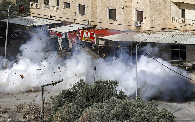 De la fumée s'échappe de la détonation d'une charge explosive palestinienne sur un véhicule blindé israélien lors d'un raid de l'armée israélienne à Jénine, en Cisjordanie, le 19 juin 2023. (Jaafar ASHTIYEH / AFP)