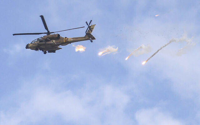 Un hélicoptère d'attaque AH-64 Apache de l'armée de l'air israélienne libère une charge utile lors d'un raid de l'armée israélienne à Jénine, en Cisjordanie occupée, le 19 juin 2023. (Crédit : Jaafar ASHTIYEH / AFP)
