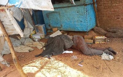 Un corps couvert à l'extérieur d'une maison dans la capitale de l'État du Darfour occidental, El Geneina, alors que des combats se poursuivent entre deux généraux dans un Soudan déchiré par la guerre, le 16 juin 2023. (Crédit : AFP)