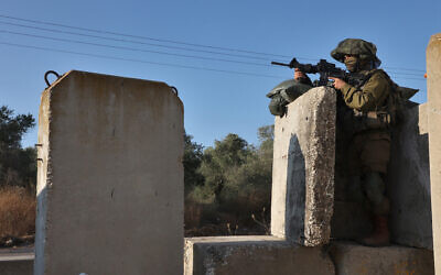 Photo d'illustration : un soldat israélien au checkpoint de Reilhan, près de l'implantation du même nom, à proximité de Jénine, en Cisjordanie, le 22 juin 2023. (Crédit : GIL COHEN-MAGEN / AFP)