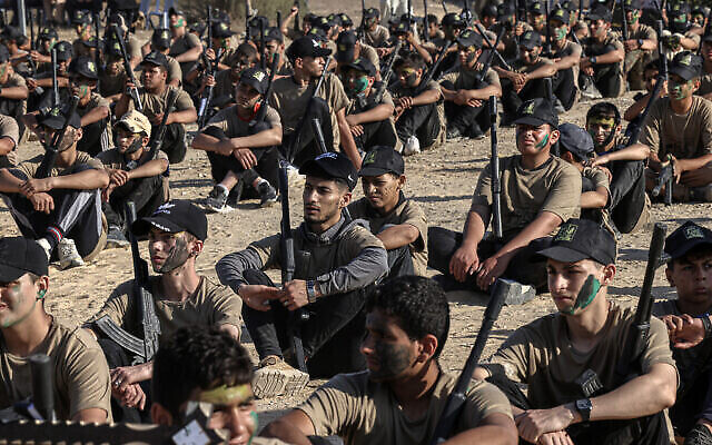 Des jeunes Palestiniens avec de fausses armes pendant un camp d'été militaire organisé tous les ans par le groupe terroriste du Jihad islamique palestinien à Khan Younès, dans le sud de la bande de Gaza, le 22 juin 2023. (Crédit : SAID KHATIB / AFP)