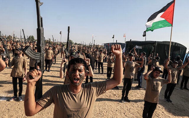 Des jeunes Palestiniens avec de fausses armes pendant un camp d'été militaire organisé tous les ans par le groupe terroriste du Jihad islamique palestinien à Khan Younès, dans le sud de la bande de Gaza, le 22 juin 2023. (Crédit : SAID KHATIB / AFP)