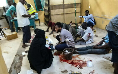 Sur cette photo prise le 20 juin 2023, des blessés reçoivent des soins à l'hôpital al-Bashayer dans le nord de Khartoum. (Crédit : AFP)
