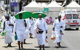 Des pèlerins musulmans arrivent à Mina, près de la ville sainte de La Mecque, le 26 juin 2023, pour le pèlerinage annuel du Hajj. (Crédit : Sajjad HUSSAIN / AFP)