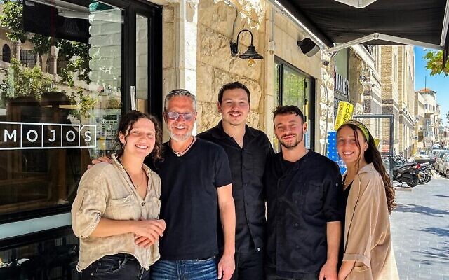 Tzvi Maller, deuxième en partant de la gauche, restaurateur de Jérusalem avec quatre de ses enfants, Eden (la plus à droite), Meir, Levav et Tanya qui travaillent avec lui chez Mojo, sa nouvelle pizzeria haut de gamme (Autorisation : Mojo)