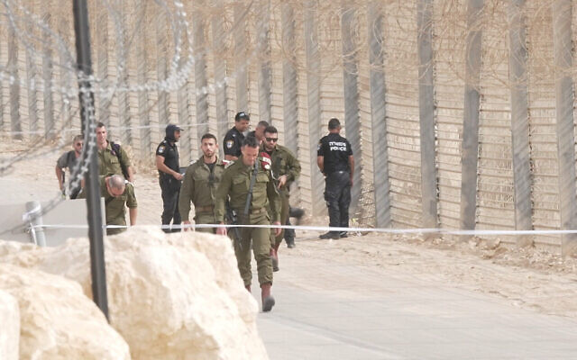 Le chef d'état-major de Tsahal Herzi Halevi sur les lieux d’une fusillade meurtrière et d’affrontements à la frontière avec l’Égypte, le 3 juin 2023. (Crédit : Armée israélienne) Le chef d'état-major de Tsahal Herzi Halevi sur les lieux d’une fusillade meurtrière et d’affrontements à la frontière avec l’Égypte, le 3 juin 2023. (Crédit : Armée israélienne)