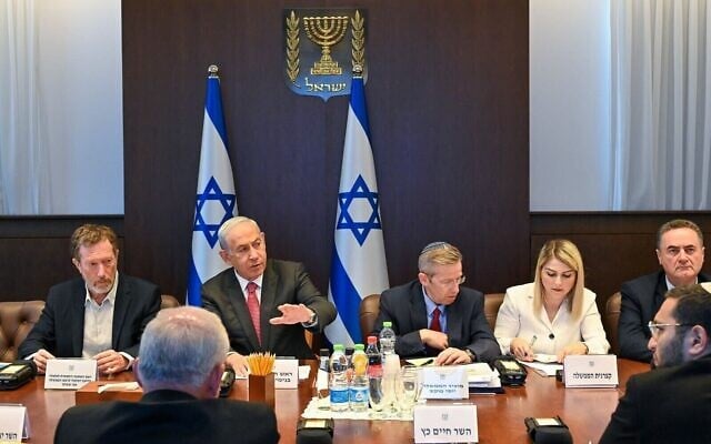 Le Premier ministre Benjamin Netanyahu, deuxième à gauche, dirigeant une réunion d'une commission de ministres et de représentants du gouvernement pour lutter contre le coût de la vie, à Jérusalem, le 5 juin 2023. (Crédit : Kobi Gideon/GPO) Le Premier ministre Benjamin Netanyahu, deuxième à gauche, dirigeant une réunion d'une commission de ministres et de représentants du gouvernement pour lutter contre le coût de la vie, à Jérusalem, le 5 juin 2023. (Crédit : Kobi Gideon/GPO)