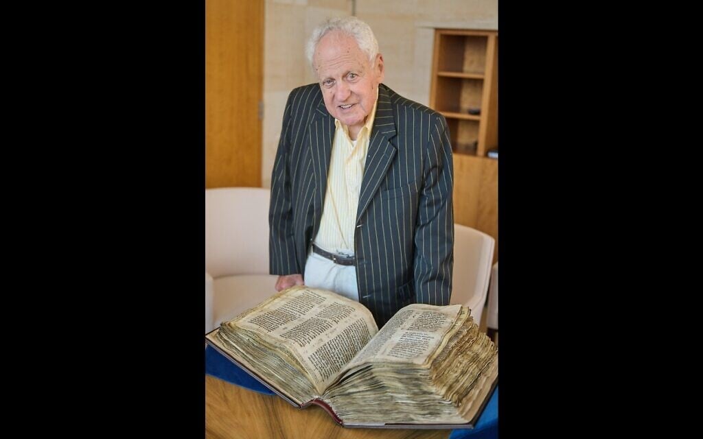 Alfred Moses avec le Codex Sassoon qu'il a acheté pour l'offrir au musée du peuple juif de Tel Aviv. (Crédit :Perry Bindelglass for The American Friends of ANU The Museum of the Jewish People via JTA) Alfred Moses avec le Codex Sassoon qu'il a acheté pour l'offrir au musée du peuple juif de Tel Aviv. (Crédit :Perry Bindelglass for The American Friends of ANU The Museum of the Jewish People via JTA)