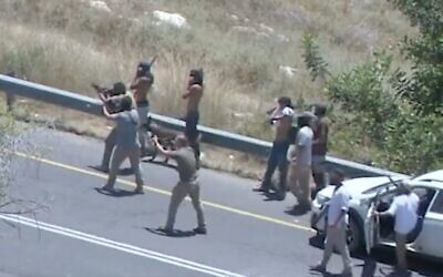 Une capture d'écran d'une vidéo montrant des résidents d'implantations tirant sur le village d'Umm Safa en Cisjordanie, le 24 juin 2023. (Crédit : Capture d'écran/Twitter - Utilisé conformément à l'article 27a de la loi sur le droit d'auteur)