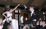 Illustration : La "danse de la chaise" lors d'un mariage juif. (Crédit : Flickr/ CC BY-2.0/mariko)